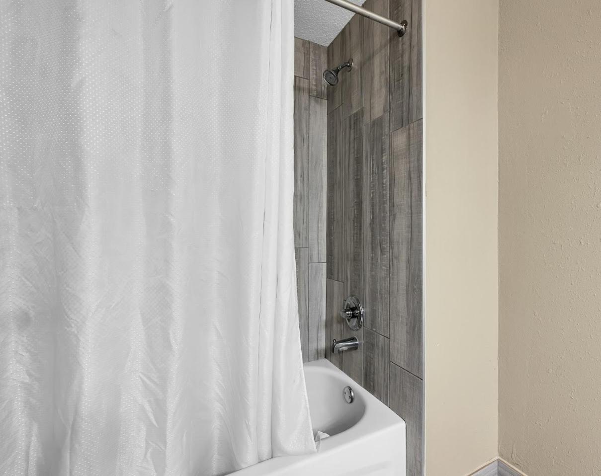 Quality Inn Roseville-Detroit North Екстер'єр фото