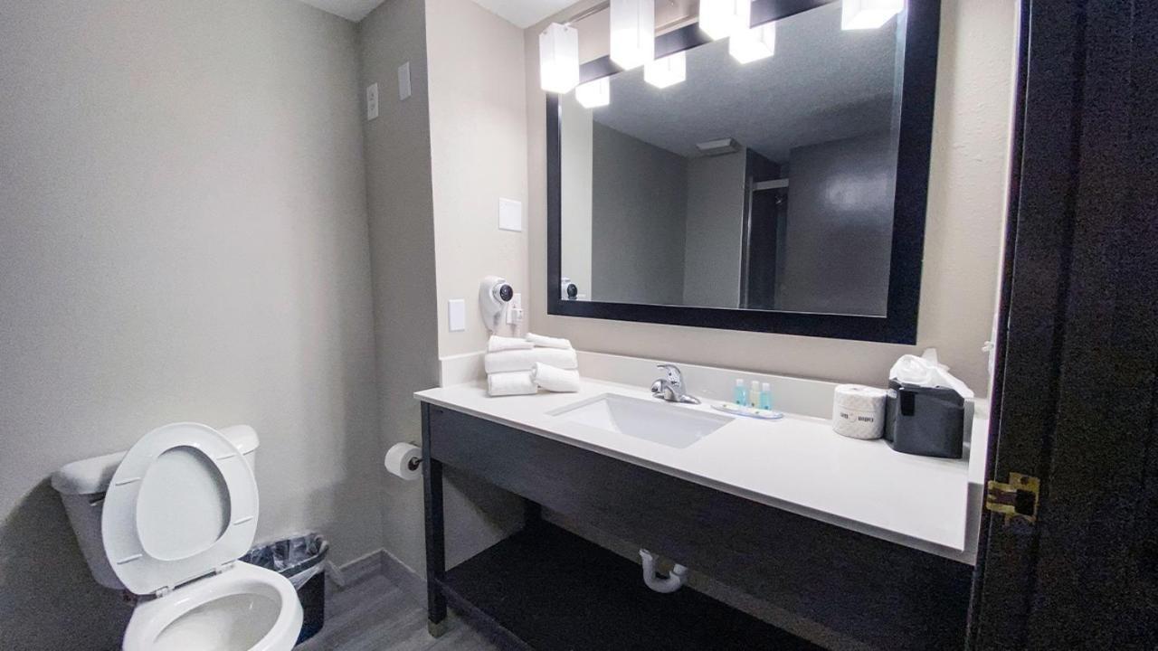 Quality Inn Roseville-Detroit North Екстер'єр фото
